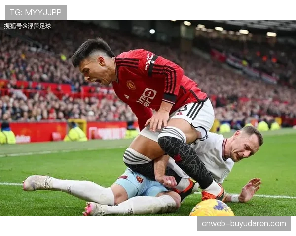 特写：伤愈复出后，曼联后卫利桑德罗·马丁内斯的首次完整合练